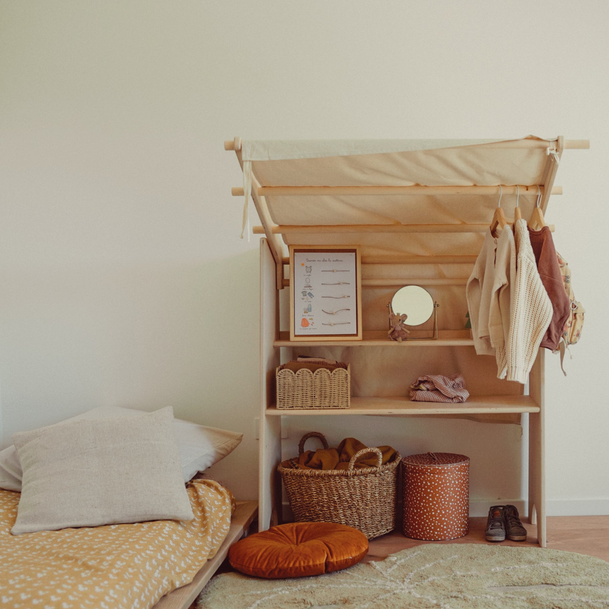 Cabin • Waldorf Playstand