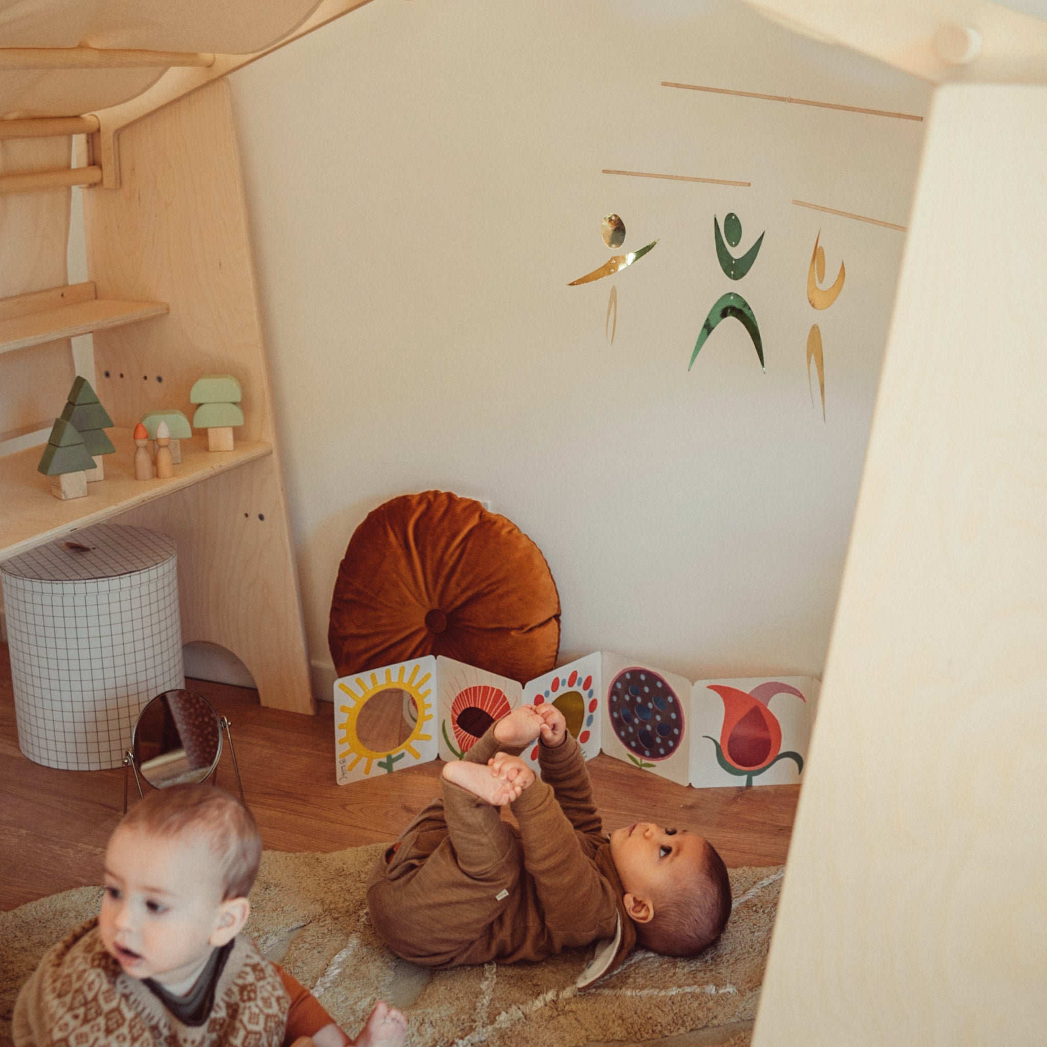 Cabin • Waldorf Playstand